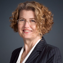 Jennifer Summit headshot